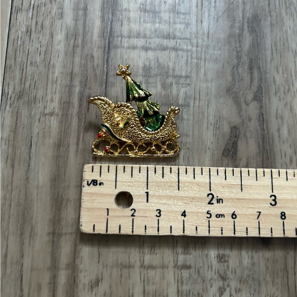Christmas tree holiday Gold tone and Green Santa Sleigh Brooch pin festive - Picture 3 of 4
